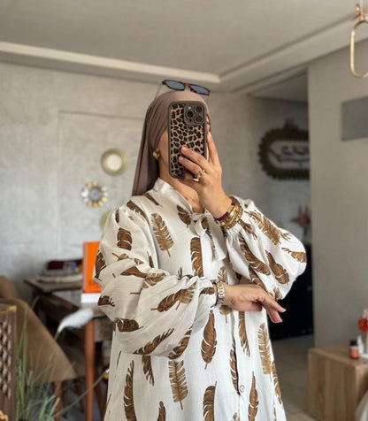 فستان عصري  بتفاصيل الريش وربطة عنق ناعمة
