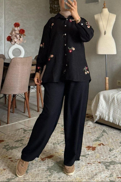 طقم يومي أنيق بقميص مزرر وتفاصيل ورود دقيقة