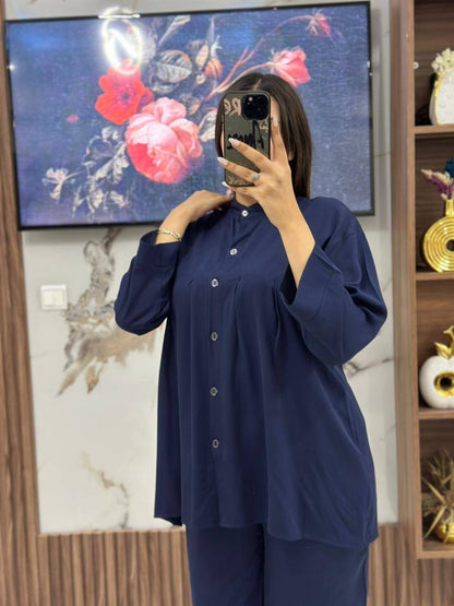 طقم نسائي راقٍ بأزرار أمامية