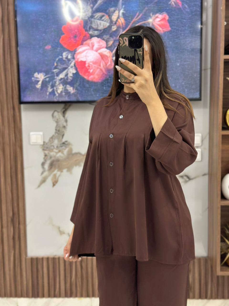طقم نسائي راقٍ بأزرار أمامية