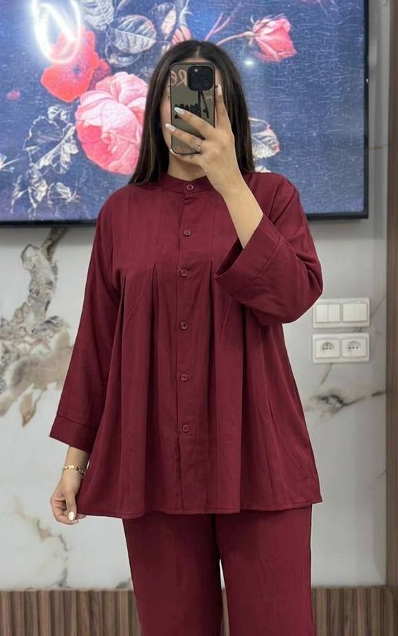 طقم نسائي راقٍ بأزرار أمامية