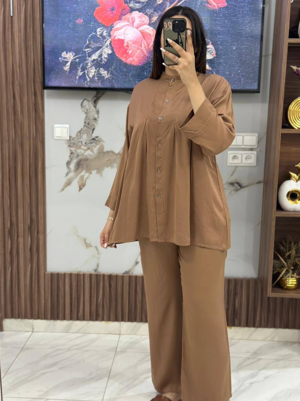 طقم نسائي راقٍ بأزرار أمامية