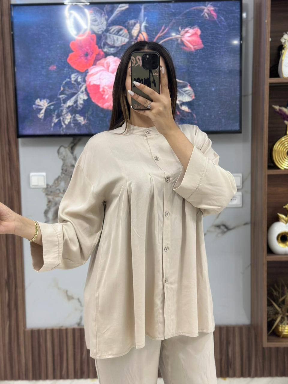 طقم نسائي راقٍ بأزرار أمامية