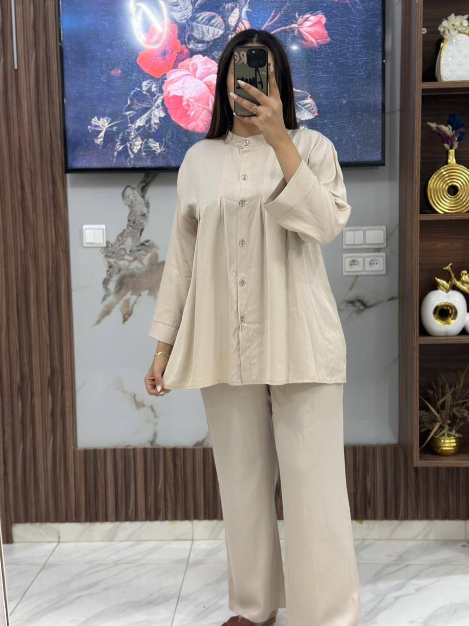 طقم نسائي راقٍ بأزرار أمامية