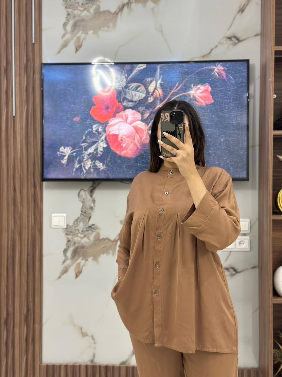 طقم نسائي راقٍ بأزرار أمامية