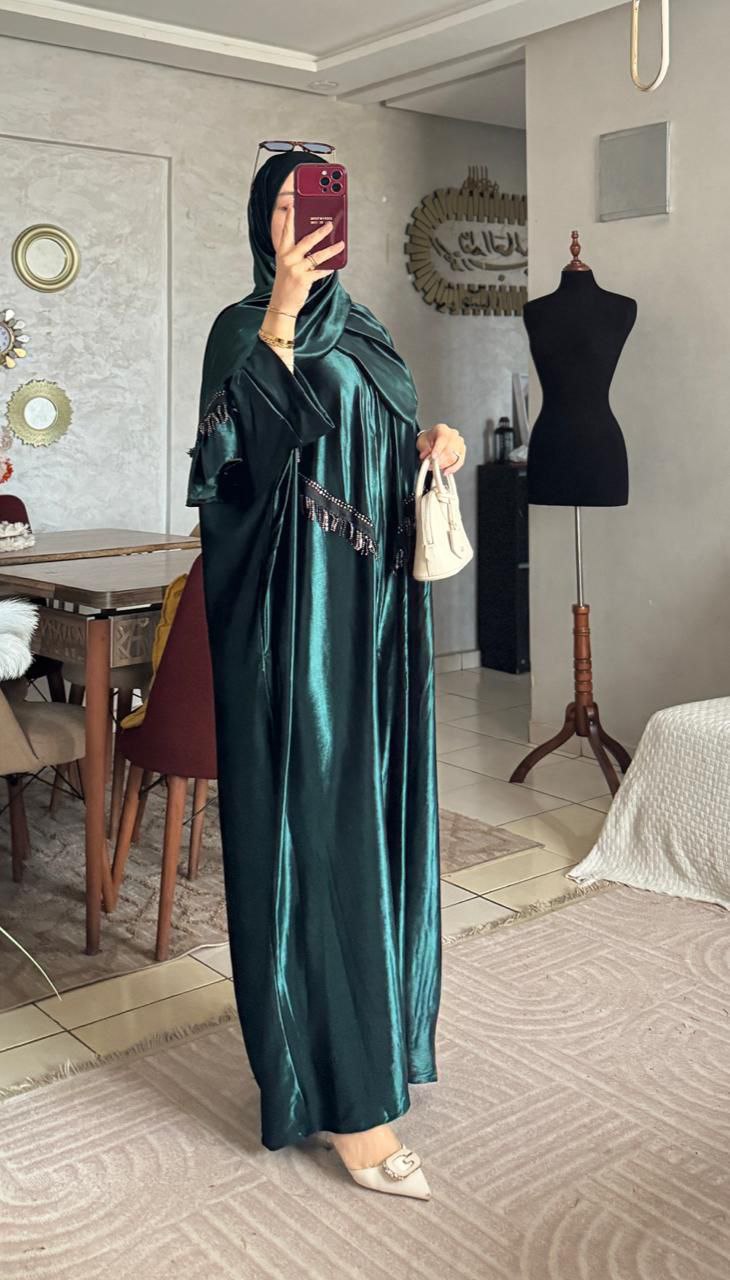 عباية ساتان فاخرة بتفاصيل الشراشيب الأنيقة