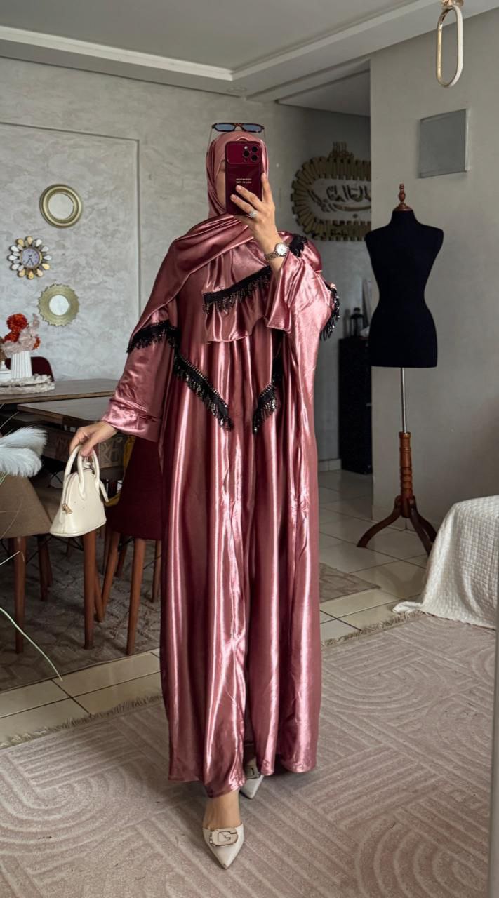 عباية ساتان فاخرة بتفاصيل الشراشيب الأنيقة