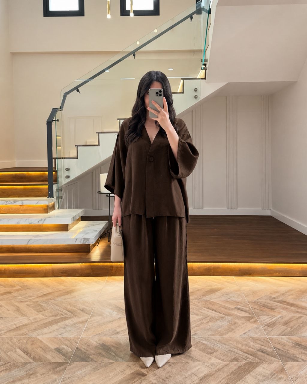 طقم مينيماليست متكامل  وأكمام واسعة