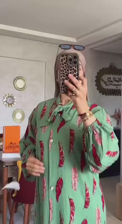 فستان عصري  بتفاصيل الريش وربطة عنق ناعمة