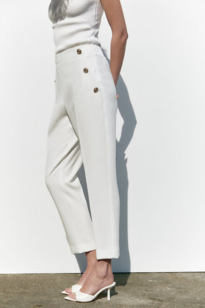 PANTALON DROIT À BOUTONS MÉTALLIQUES