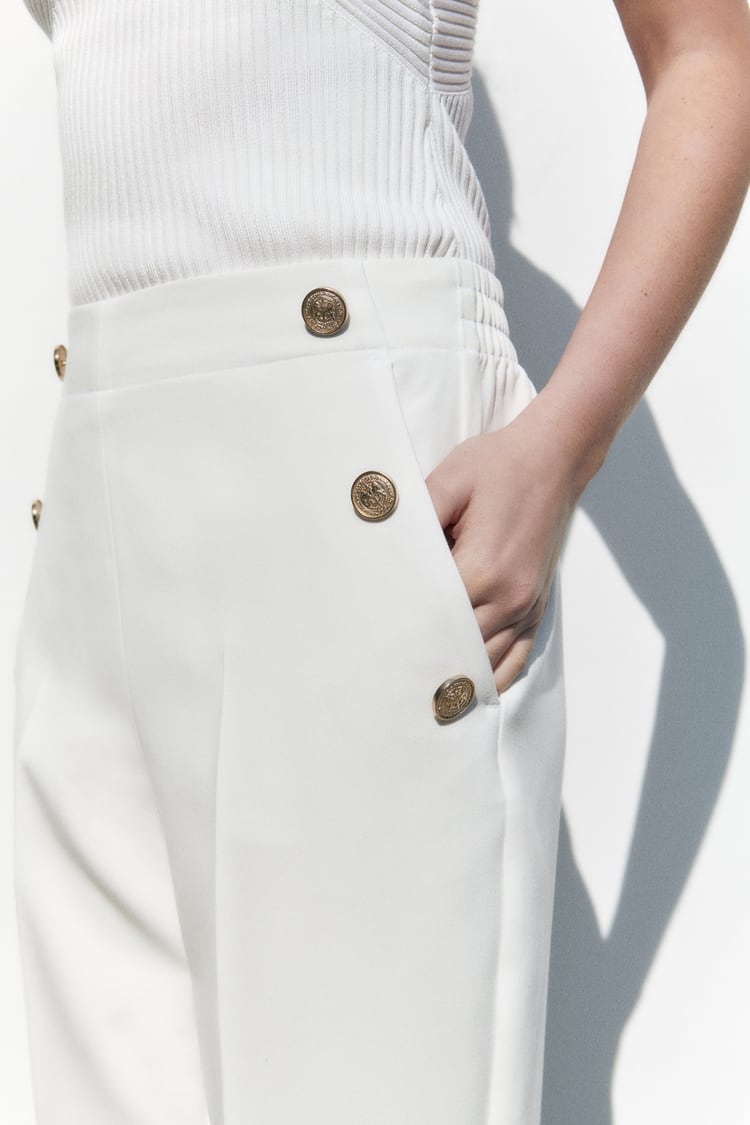 PANTALON DROIT À BOUTONS MÉTALLIQUES