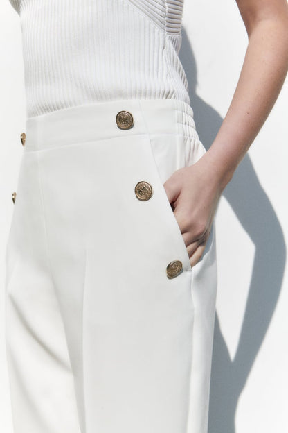 PANTALON DROIT À BOUTONS MÉTALLIQUES