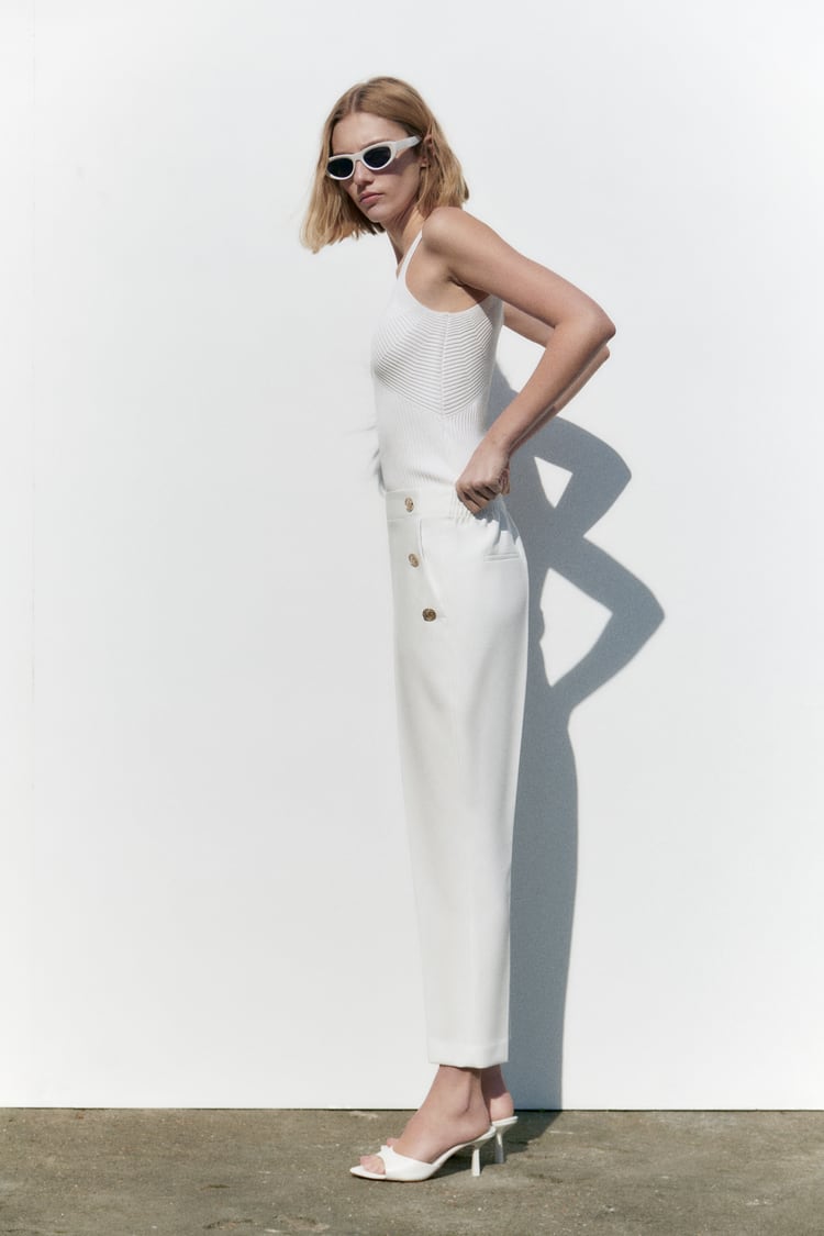 PANTALON DROIT À BOUTONS MÉTALLIQUES