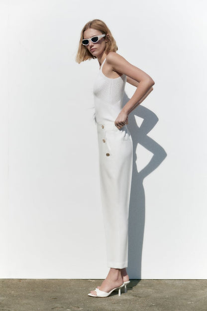 PANTALON DROIT À BOUTONS MÉTALLIQUES