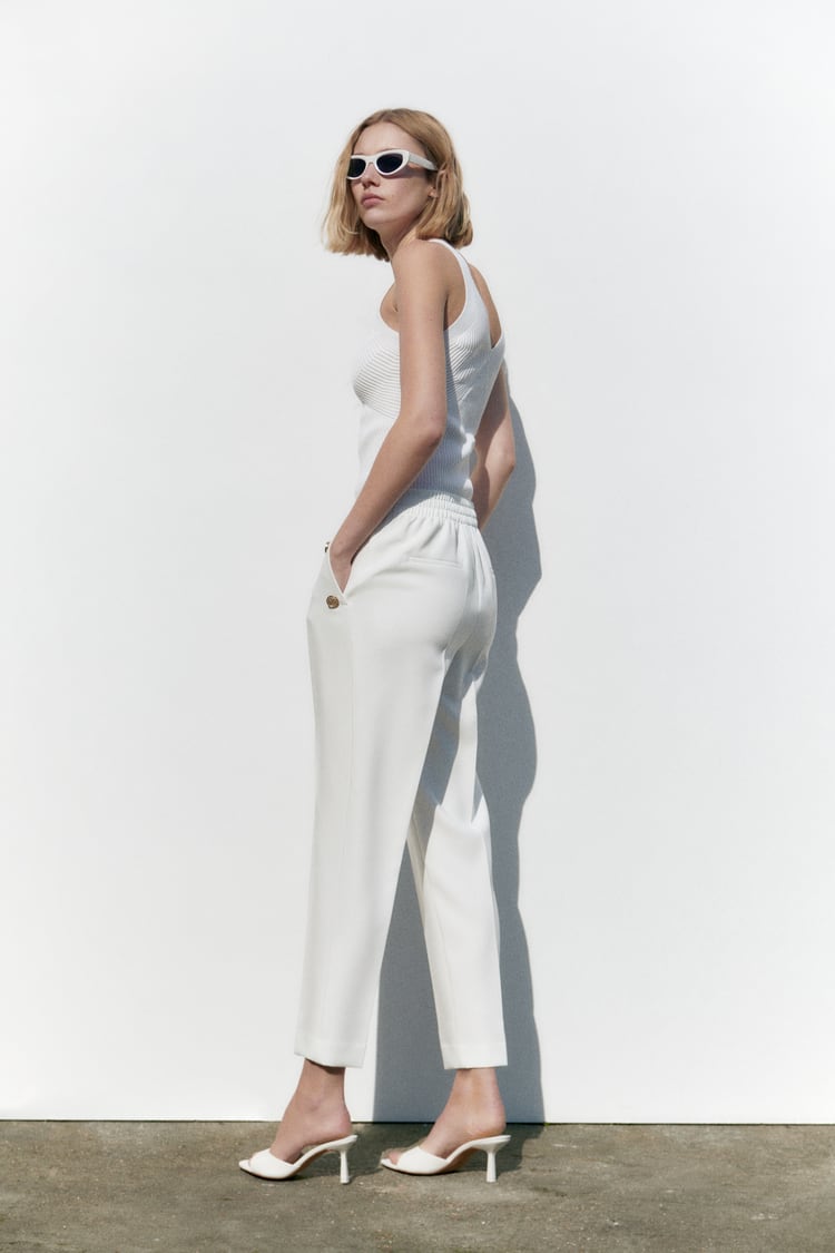 PANTALON DROIT À BOUTONS MÉTALLIQUES